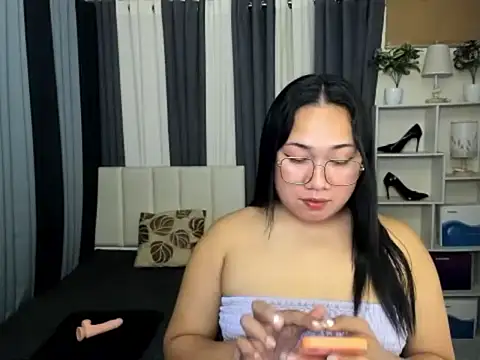 Snapshot of TsUncutKaren chatting on 02.21.26 TsUncutKaren online show from 02.21.26