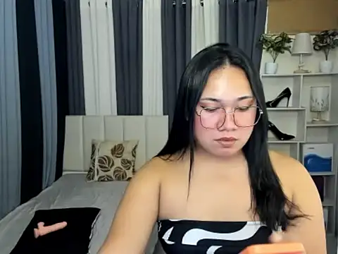 Snapshot of TsUncutKaren chatting on 02.25.26 TsUncutKaren online show from 02.25.26