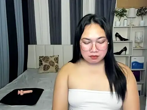 Snapshot of TsUncutKaren chatting on 03.03.26 TsUncutKaren online show from 03.03.26