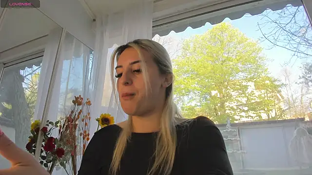 Ella Vee online show from 04.16.26