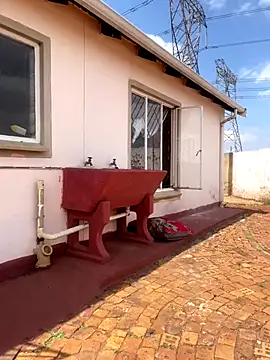 Snapshot of Melanin2002 chatting on 10.31.25 Melanin2002 online show from 10.31.25