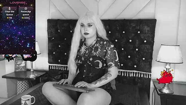 Snapshot of Madamexravenx chatting on 09.19.25 Madamexravenx online show from 09.19.25