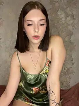 Snapshot of MiaMrazz chatting on 10.22.25 MiaMrazz online show from 10.22.25