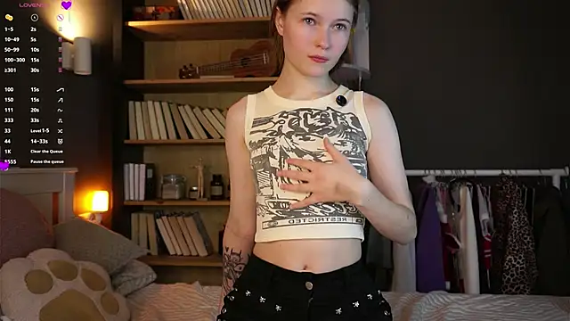 Snapshot of LynHillaire chatting on 01.19.26 LynHillaire online show from 01.19.26