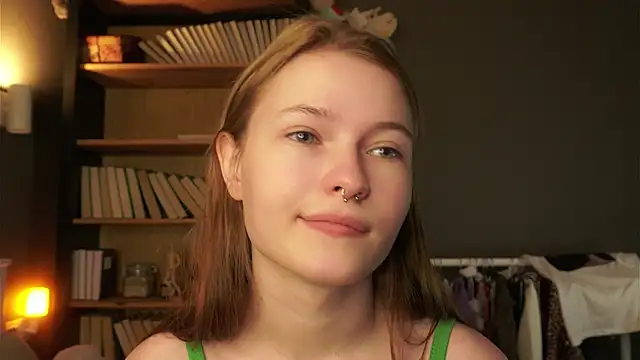 Snapshot of LynHillaire chatting on 02.02.26 LynHillaire online show from 02.02.26