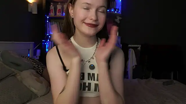 Snapshot of LynHillaire chatting on 02.12.26 LynHillaire online show from 02.12.26