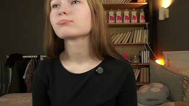 Snapshot of LynHillaire chatting on 02.14.26 LynHillaire online show from 02.14.26