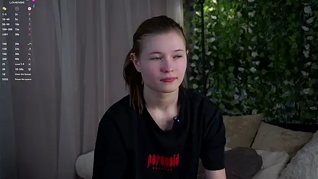 Snapshot of LynHillaire chatting on 02.27.26 LynHillaire online show from 02.27.26