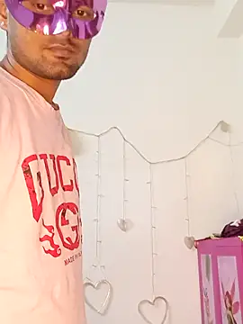 Snapshot of new_coupleee chatting on 12.18.25 new coupleee online show from 12.18.25