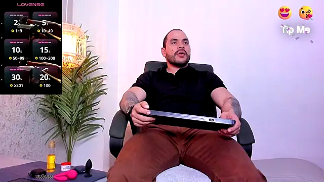Snapshot of Hershell_Fit chatting on 10.06.25 Hershell Fit online show from 10.06.25