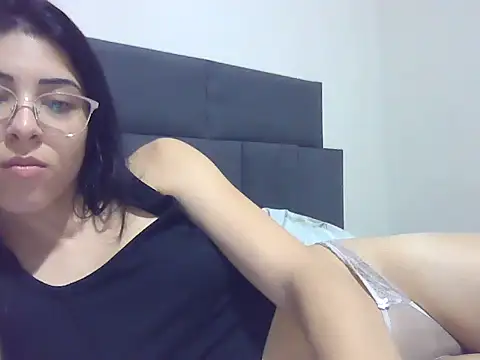 Snapshot of lari_arrudinha chatting on 10.28.25 lari arrudinha online show from 10.28.25
