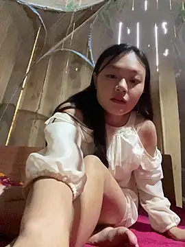 Snapshot of mai-xinh chatting on 10.18.25 mai-xinh online show from 10.18.25