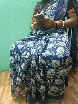 Snapshot of desi_boudi87 chatting on 10.21.25 desi boudi87 online show from 10.21.25