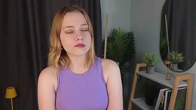 HollieCollelo online show from 10.22.25