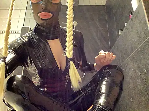 latexluisa online show from 04.15.26