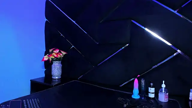 Sophie Jhoms online show from 11.15.25