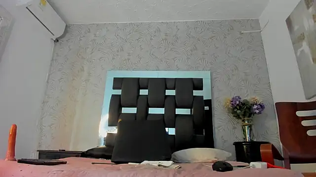 Snapshot of MissDiabla_ chatting on 10.29.25 MissDiabla online show from 10.29.25