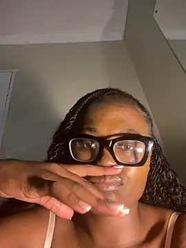 Moonzy77 online show from 10.17.25