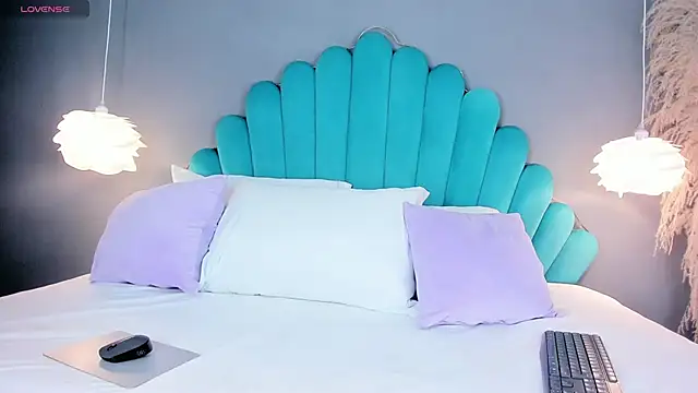 VanessaLogan online show from 10.21.25