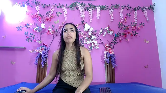 Snapshot of skinnysofia18 chatting on 05.17.26 skinnysofia18 online show from 05.17.26