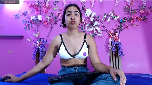 Snapshot of skinnysofia18 chatting on 06.22.26 skinnysofia18 online show from 06.22.26