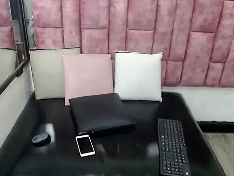 Snapshot of Penelopee_Rouse chatting on 10.27.25 Penelopee Rouse online show from 10.27.25