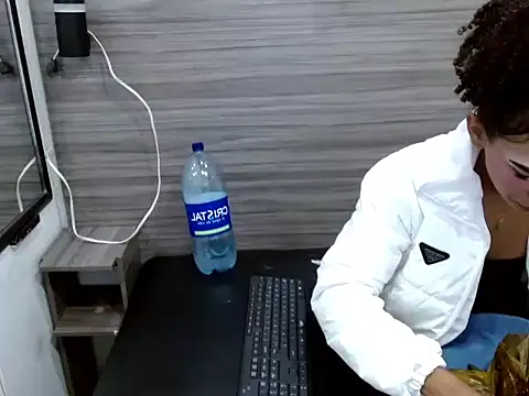 Snapshot of Penelopee_Rouse chatting on 12.01.25 Penelopee Rouse online show from 12.01.25