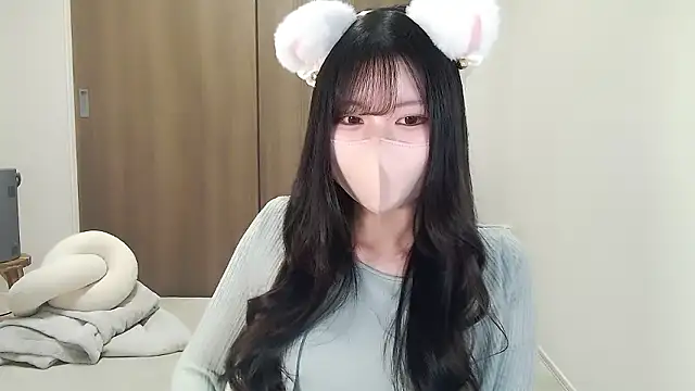 Snapshot of moka-neko chatting on 10.22.25 moka-neko online show from 10.22.25