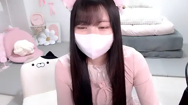 Snapshot of moka-neko chatting on 11.19.25 moka-neko online show from 11.19.25