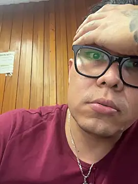 Snapshot of Luis0930h chatting on 09.10.25 Luis0930h online show from 09.10.25