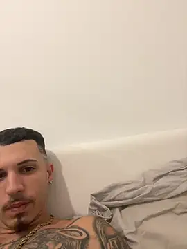 Snapshot of dolarboy17 chatting on 11.19.25 dolarboy17 online show from 11.19.25