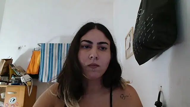 Snapshot of ApenasLys chatting on 11.15.25 ApenasLys online show from 11.15.25