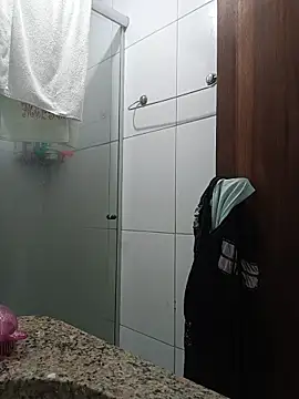 Snapshot of ApenasLys chatting on 12.04.25 ApenasLys online show from 12.04.25