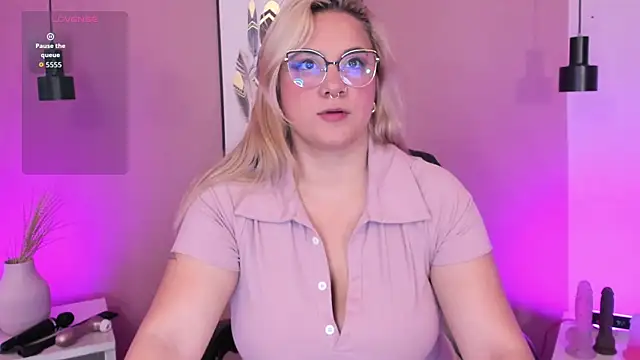 hollie joliie online show from 10.03.25