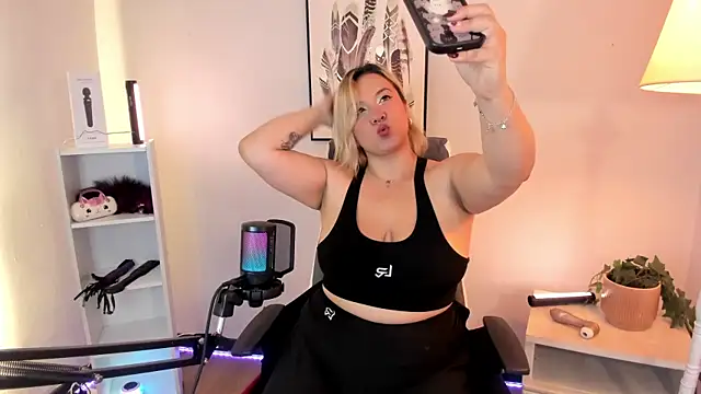 hollie joliie online show from 03.02.26