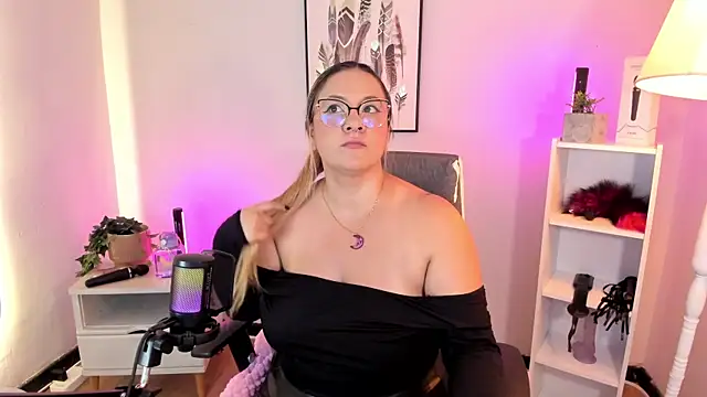 hollie joliie online show from 04.08.26