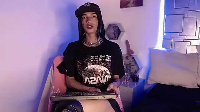 Trinity Knox online show from 10.20.25