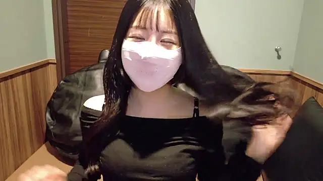 Snapshot of Ema-- chatting on 11.10.25 Ema-- online show from 11.10.25