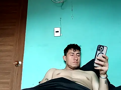 Snapshot of True_Di chatting on 10.31.25 True Di online show from 10.31.25