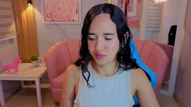 Snapshot of bella_vibess_s chatting on 07.04.26 bella vibess s online show from 07.04.26