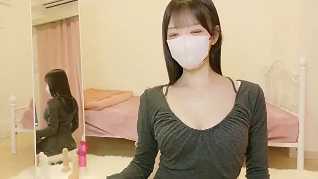 Snapshot of roachan_ chatting on 02.10.26 roachan online show from 02.10.26