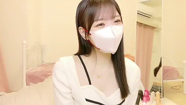 Snapshot of roachan_ chatting on 02.17.26 roachan online show from 02.17.26