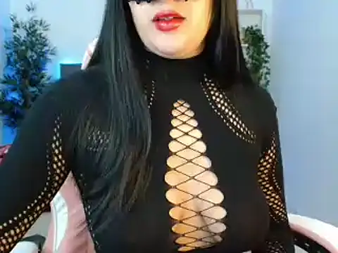 Snapshot of luna_san0 chatting on 10.30.25 luna san0 online show from 10.30.25