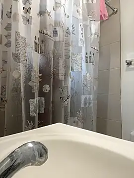 Snapshot of littyleesh1 chatting on 04.12.26 littyleesh1 online show from 04.12.26