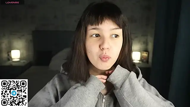 CrimsonLily online show from 09.30.25