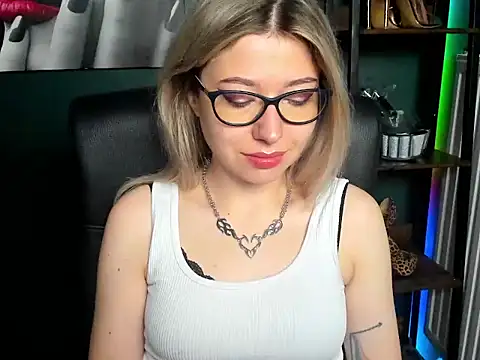 Snapshot of loveHeidi chatting on 07.15.26 loveHeidi online show from 07.15.26