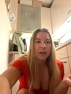 Snapshot of story_of_sarah chatting on 10.09.25 story of sarah online show from 10.09.25