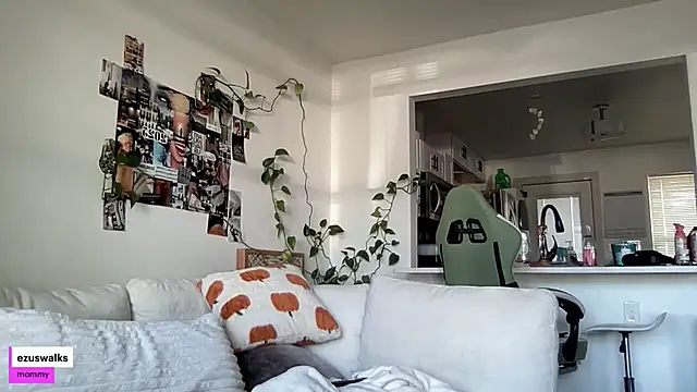 ezuswalks online show from 10.08.25