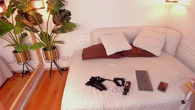 Dafne Hillss online show from 12.18.25