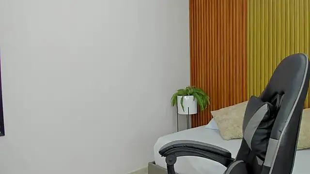 Snapshot of gisella15_ chatting on 11.03.25 gisella15  online show from 11.03.25